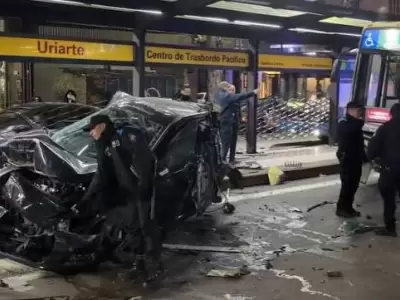 Choque en Palermo deja destruido un auto y dos heridas