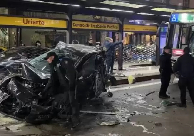 Choque en Palermo deja destruido un auto y dos heridas