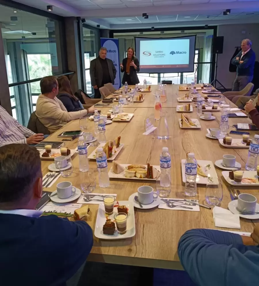 Izquierda a derecha: Marcelo Aurieme Gerente Sucursal San Martin, Roc�o Aranda Gerente Regional Mendoza y Gonzalo Urroz, Director comercial regional