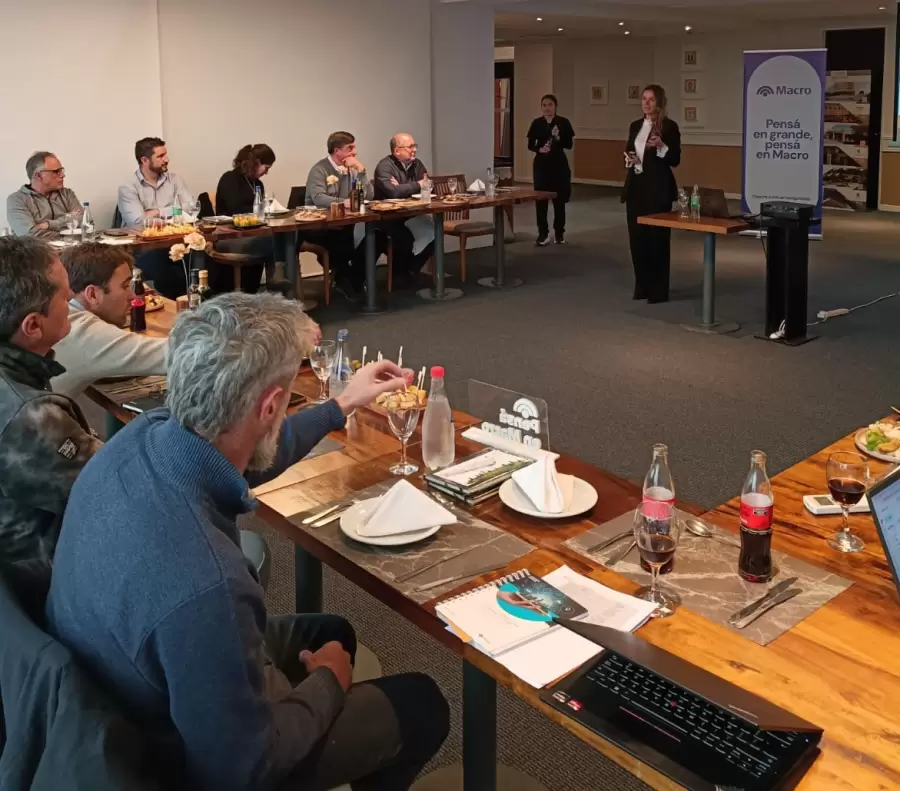 Rocio Aranda dando la bienvenida a los clientes Macro Selecta de San Rafael