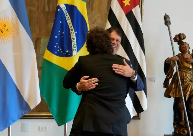 Milei fue condecorado en Brasil tras exponer su plan econ�mico