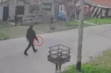 Detuvieron a un hombre por disparar 30 veces contra tres casas