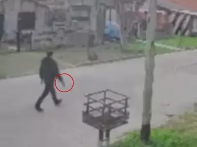 Detuvieron a un hombre por disparar 30 veces contra tres casas