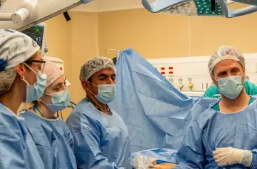 HISTORIA EN EL GARRAHAN: Operaron a un beb� dentro de la panza de su mam� por primera vez